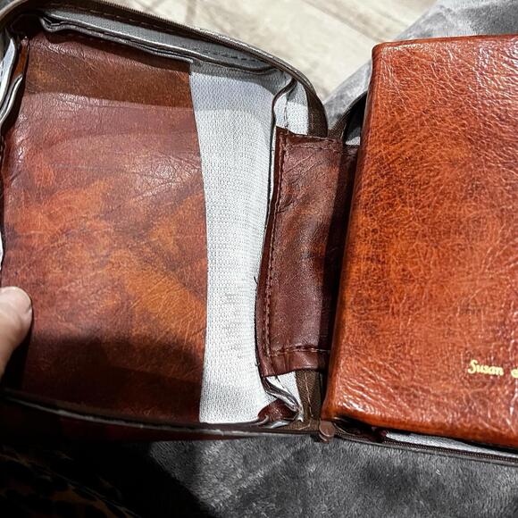 Vintage 1979 Bible & Brown Leather Bible Case Zippered with Pockets Handle Mono - Picture 7 of 9